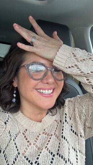 Claudia Camposano Instagram - Claudiazos 2024 jajaaj pero ahora me voy al Mall a turquear mi MakeUp de @anabelmerchan por que una NO ES CUALESQUIERA !!! Jajaja