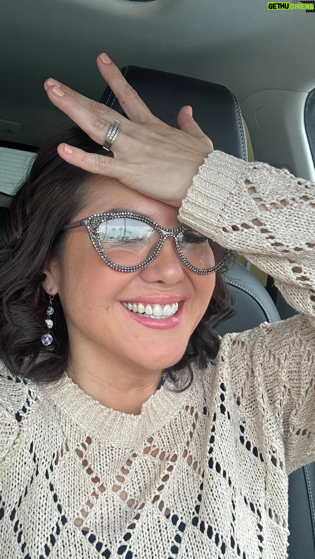 Claudia Camposano - 2.5K Likes - Claudiazos 2024 jajaaj pero ahora me voy al Mall a turquear mi MakeUp de @anabelmerchan por que una NO ES CUALESQUIERA !!! Jajaja