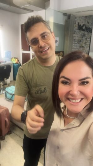 Claudia Camposano Instagram - Y cumpli mi sueño de que el fabuloso @oscartsanchez me haga un cambio de look ❤️ Gracias por tu cariño y tus manos mágicas ☀️🤩 
Qué tal les parece !!! #Cerrandociclos #cambiospositivos #NuevaClaudia