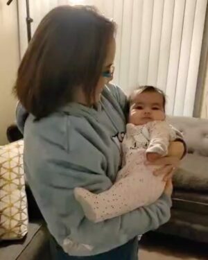 Claudia Camposano Instagram - Que todo valga la pena 🌈❤️ Ya conocímos a nuestra nieta ❤️❤️❤️❤️ y Amelie a su sobrina ❤️❤️❤️❤️#CharlotteNC  @its.nathalie20 @fbottie @crismorales25
