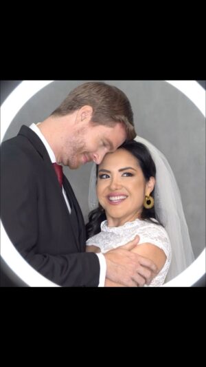 Claudia Camposano Instagram - Estamos Listos!!! Para decir YES!! I DO!!! 👰🏻‍♀️🤵
Mi gringo me lleva a la “United State” 🎉🎉🎉🎉🎉 
Nos conocimos por Tinder 😎 es que así nacen los mejores amores 💕💕💕 
Como mi gringo tiene plata la ceremonia será: 
En el Parque Histórico @parquehistoricoec 
Viernes 23 Sábado 24 a las 8pm
Domingo 25 de agosto 6pm 
Puede ir toda la familia 👦🏻👩🏻👧🏻🧒🏻👩🏻‍🦱👵🏼🧓🏼
El regalo de los novios será recibido por medio de @meet2go ahí compras la entrada o en los links que te dejo en las historias $25 VIP $15 General 
Armamos la farra!!!!! Por que en mi zona la fiesta es bien enfiestada !!!!! 🍷🥂💃🕺