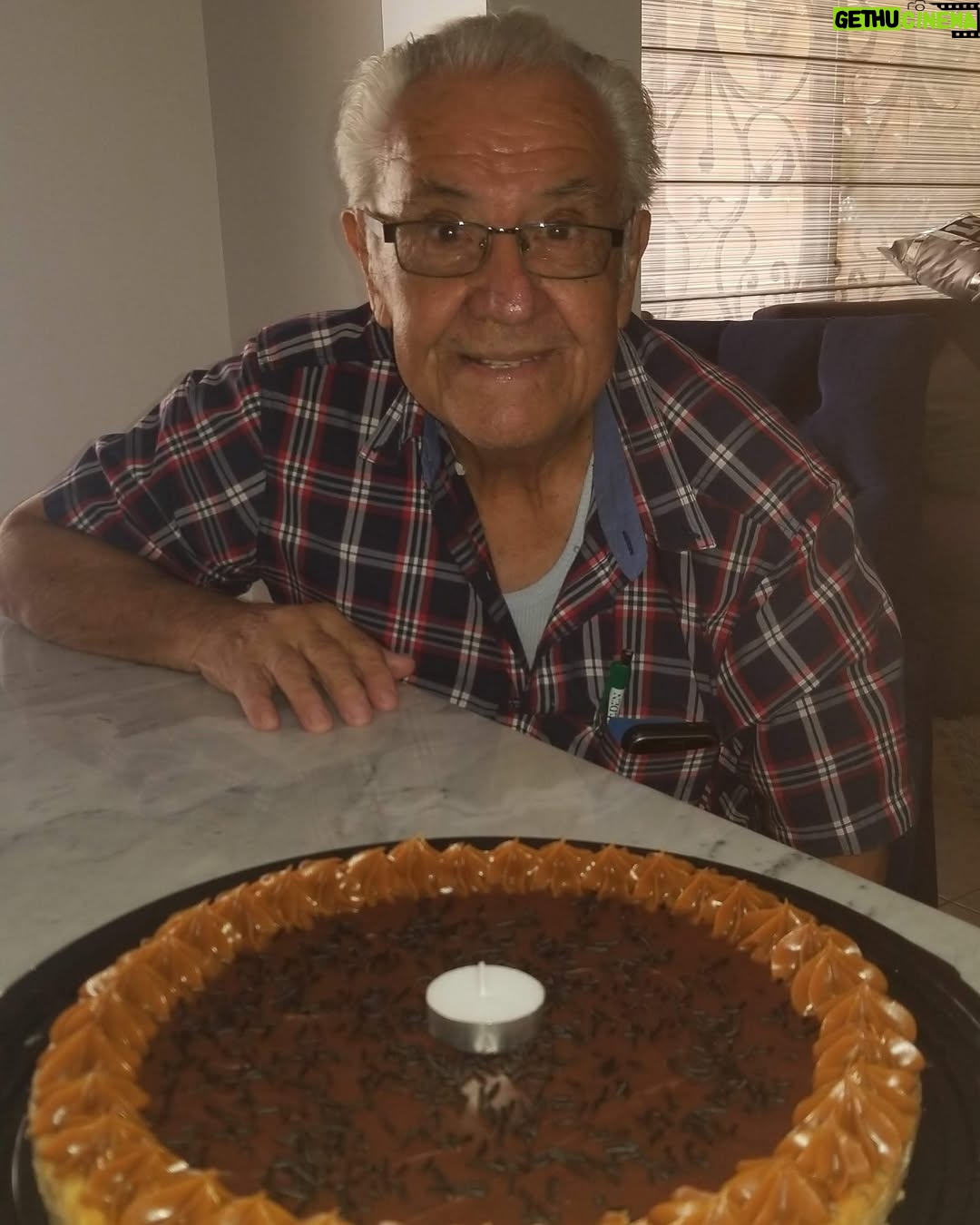 Claudia Camposano - 4.4K Likes - Hoy mi Papi está de cumpleaños en el cielo… aunque hoy lo felicité apenas me desperté mediante el silencio de mis pensamientos y su respuesta susurrando en la memoria me dijo “Gracias mija Gracias”
Mi Papi dejó en mi recuerdos valiosos, sé que me acompaña, sé que me cuida, sabe que su partida me dolió y que aprendo a vivir para sobrevivir.
Feliz Cumpleaños Papi 🎉
Pd.- Hoy vi a un Señor con tu mismo corte de pelo y canoso ♥️en el centro comercial y sé que así te haces presente para hacerme saber que siempre estás ahí