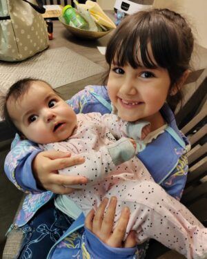 Claudia Camposano Instagram - Que todo valga la pena 🌈❤️ Ya conocímos a nuestra nieta ❤️❤️❤️❤️ y Amelie a su sobrina ❤️❤️❤️❤️#CharlotteNC  @its.nathalie20 @fbottie @crismorales25
