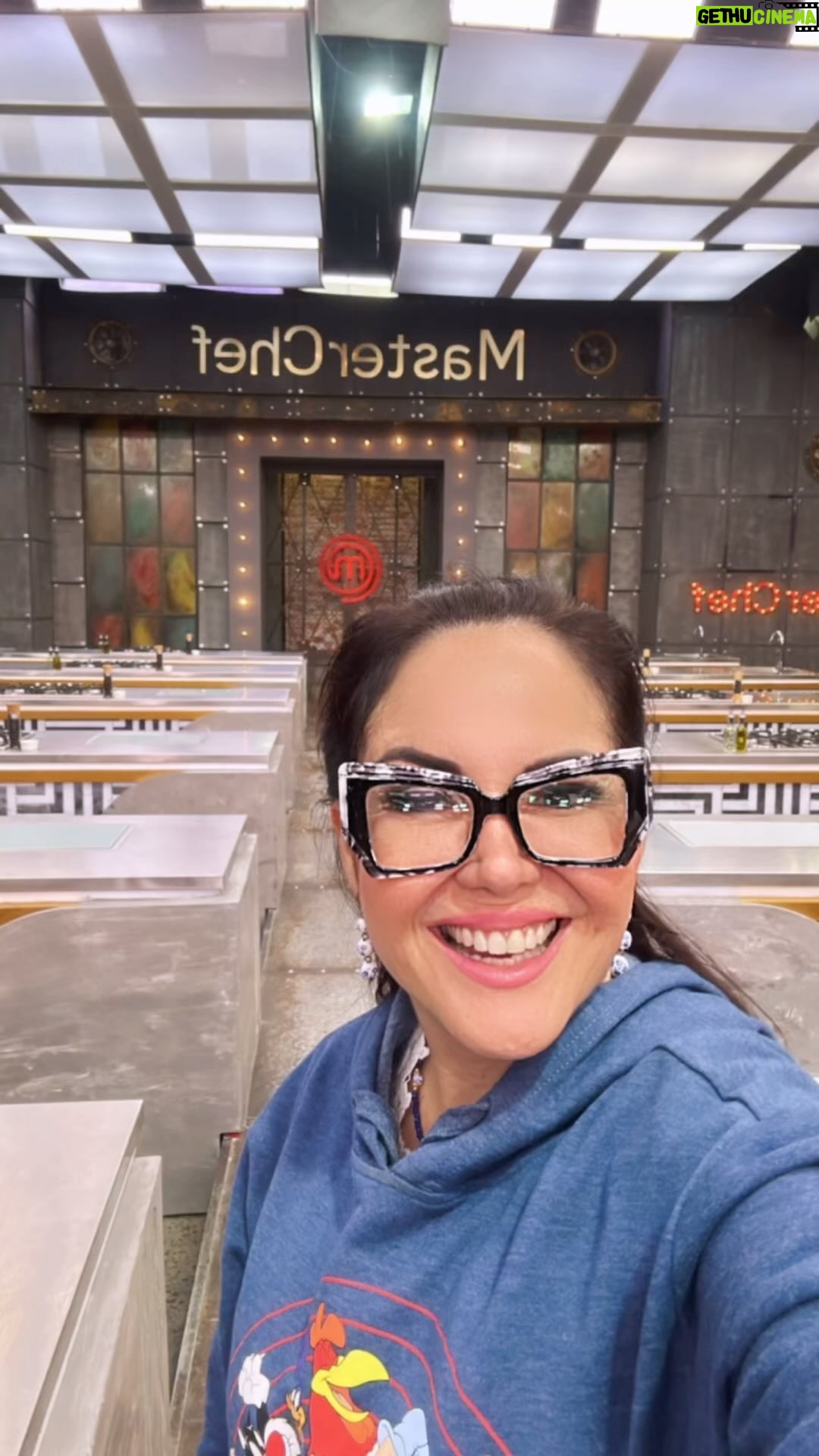 Claudia Camposano - 2.4K Likes - Domingo 💕 un Recap de mis días, extraño , río, me da tristeza, luego tomo fuerzas, soy poderosa, luego vuelvo a extrañar , se me sale una que otra lágrima de penita ❤️ los veo por video y me dan carga para continuar 🇪🇨 Pero estoy feliz de que muy pronto verán el Programon que estamos haciendo #MasterChefcelebrityEcuador con harto condumio 🤣🤣🤣🤣 Los quiero besitos desde Bogotá