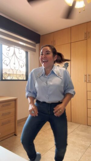 Claudia Camposano Instagram - Y llegó la luz!!! Y ya pues ahí se va !!! ya no me planche el pelo !!! Jajaja Feliz día Amiguitos!!!