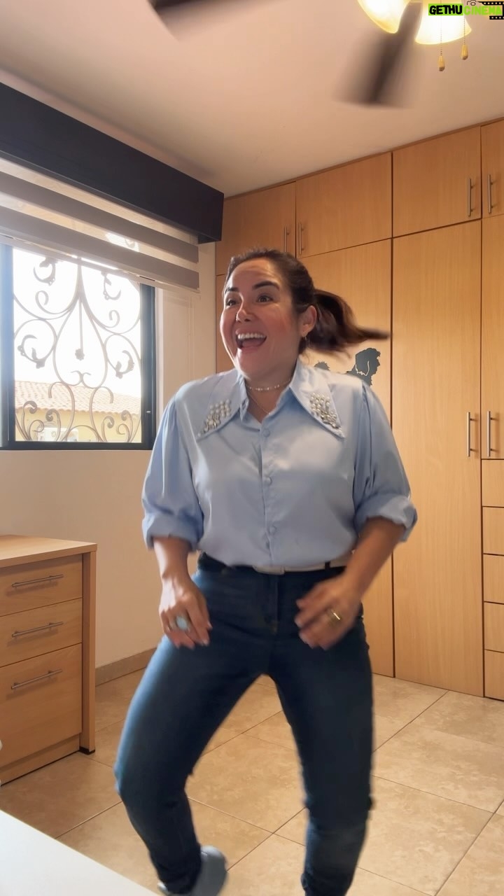 Claudia Camposano - 5K Likes - Y llegó la luz!!! Y ya pues ahí se va !!! ya no me planche el pelo !!! Jajaja Feliz día Amiguitos!!!