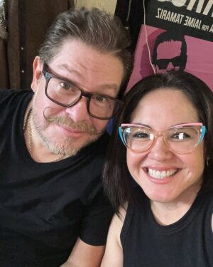 Claudia Camposano Instagram - Otro año juntos querido “Artista” Bienaventurado el gozo de compartir tablas con usted 🤣🤣🤣 
Pd. Ya estoy presente antes era un espejismo jajajaja @fcopinoargotti 
Pd. Disculpe me retiro un instante, me dispongo hacer mi escena 🤣🤣🤣🤣🤣🤣