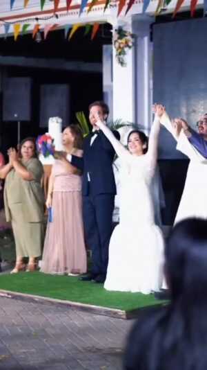 Claudia Camposano Instagram - Así se Vive el TEATRO   COMEDIA   FIESTA = LA GRAN BODA🥳👰🏻‍♀️🍾🤵
VEN A DIVERTIRTE EN GRANDE! Junto a tu familia en una comedia familiar y totalmente DIFERENTE!
Disfruta al máximo de esta nueva experiencia en teatro y pasa un buen rato de diversión en familia. 
Centro Histórico: sábado 8 PM y domingo  6 PM 
VIP $25 - General $15
COMPRA TUS ENTRADAS YA! @meet2go y en la entrada a la Obra ❤️
Parque Histórico “Casa Hacienda”