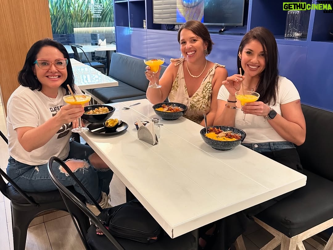 Claudia Camposano - 2.3K Likes - Con las chicas @lapiechestein @kattygarciam bellooooo!!!! ❤️
