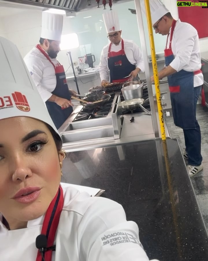 Claudia Camposano - 5.7K Likes - ❤️❤️❤️❤️ @escuelaculinariadelasamericas @chrispja @pamelamartillosaa @alexa_martillo Los Quiero Muchísimo ❤️❤️❤️