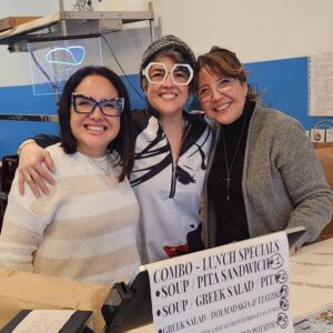 Claudia Camposano Instagram - Las distancias son pequeñas cuando hay un amor de hermanas ❤️ Junto a mi ñaña Angie y mi ñaña Rosa Delia.
Motivo de viaje : Because Yes !!!! @camposanor