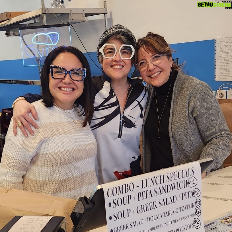 Claudia Camposano - 2.3K Likes - Las distancias son pequeñas cuando hay un amor de hermanas ❤️ Junto a mi ñaña Angie y mi ñaña Rosa Delia.
Motivo de viaje : Because Yes !!!! @camposanor