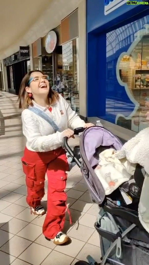 Claudia Camposano - 4.7K Likes - Una Abuela paseando con su nieta 🤣❤️