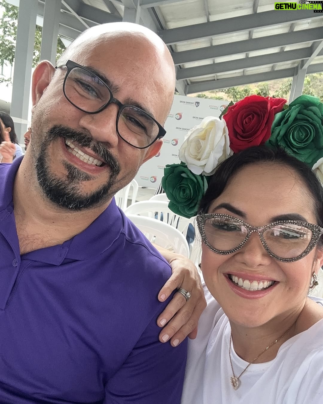 Claudia Camposano - 4.6K Likes - Felipe ❤️
Es el hombre que me sostiene en los momentos más difíciles, el que me hace reír a carcajadas y me divierte con sus comentarios cuando vemos tele juntos ❤️ él es mi angelito negro que le puso color a mi vida , el que respeta mis silencios y me deja volar sin restricción , es mi esposo el que me cuida y mata grillos , y cualquier insecto q me hace asustar jajaaj Felipe es un gran tipo que todos aman y se encuentra a muchos amigos cuando salimos a pasear jajaja FE LI PE !! Es mi amor ❤️ @fbottie Gracias por darme tanto amor ❤️