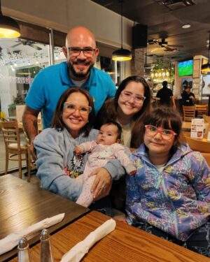 Claudia Camposano Instagram - Que todo valga la pena 🌈❤️ Ya conocímos a nuestra nieta ❤️❤️❤️❤️ y Amelie a su sobrina ❤️❤️❤️❤️#CharlotteNC  @its.nathalie20 @fbottie @crismorales25