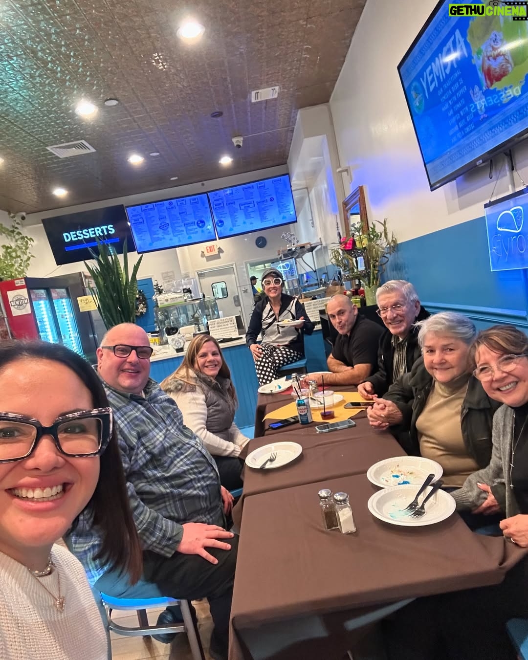 Claudia Camposano - 2.6K Likes - Que felicidad poder compartir con mi familia ❤️
celebrando el cumpleaños de mi Cuñado en @yasougreekfoodthasos junto a mi tío Vicente, mi prima Jenicita @jendombra81 mi mami , mi ñaña Angie y mi ñaña @camposanor