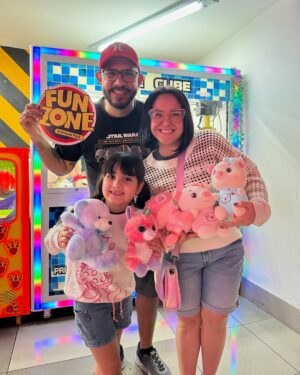 Claudia Camposano Instagram - Nuestro día Feliz 😀 
Nuestro hobbie es ir a la máquina de peluches y sacarlos todos jajajaajajajja @fbottie te amo ❤️ y sacamos 5 peluches y Amelie feliz