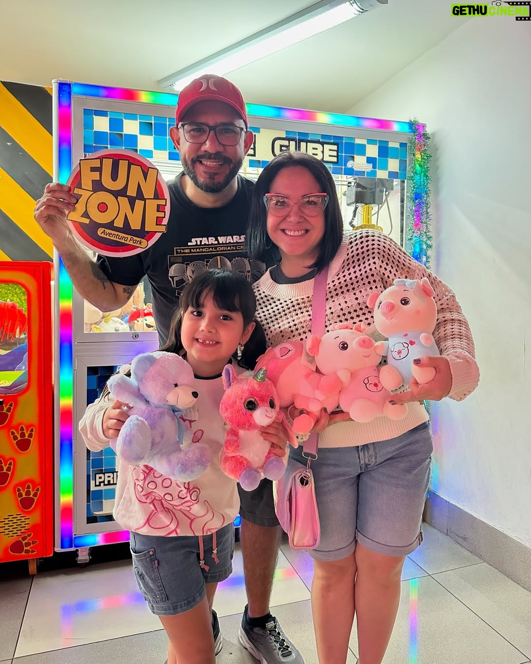 Claudia Camposano - 4.5K Likes - Nuestro día Feliz 😀
Nuestro hobbie es ir a la máquina de peluches y sacarlos todos jajajaajajajja @fbottie te amo ❤️ y sacamos 5 peluches y Amelie feliz