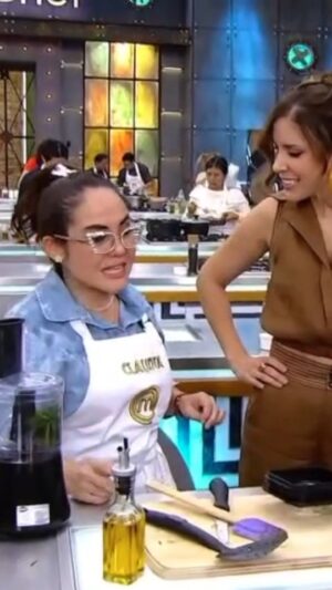 Claudia Camposano Instagram - @claudiacamposano siendo Claudia jajajajajaja 🤣😂 pobre @jeronimomeneseselomoto_ JAJAJAJA 😂