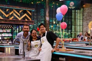 Claudia Camposano Instagram - Que tal nuestra torta ? Jajajaja que dichosa me sentí de trabajar con los GALANES DE MÁSTER CHEF @masterchefecuadoroficial Los quiero amigos❤️❤️❤️❤️ @christiannorrisec @renkaiy y su frase célebre “Me permite mojarla” 🤣🤣🤣🤣🤣🤣🤣🤣