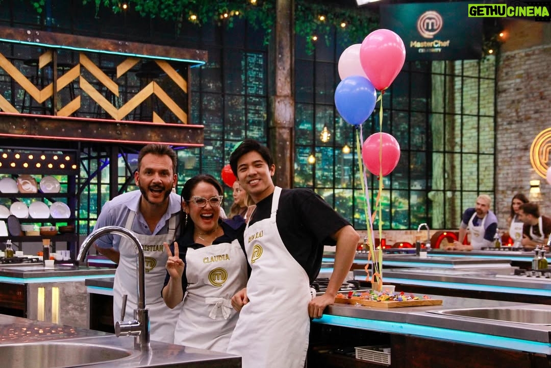 Claudia Camposano - 3.8K Likes - Que tal nuestra torta ? Jajajaja que dichosa me sentí de trabajar con los GALANES DE MÁSTER CHEF @masterchefecuadoroficial Los quiero amigos❤️❤️❤️❤️ @christiannorrisec @renkaiy y su frase célebre “Me permite mojarla” 🤣🤣🤣🤣🤣🤣🤣🤣