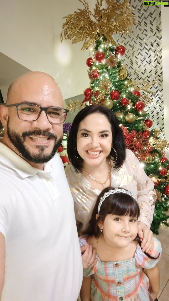 Claudia Camposano - 4.1K Likes - Celebrando la venida del nuevo año! Feliz 2025 a todos!!! Que la prosperidad y la salud reine en sus hogares.