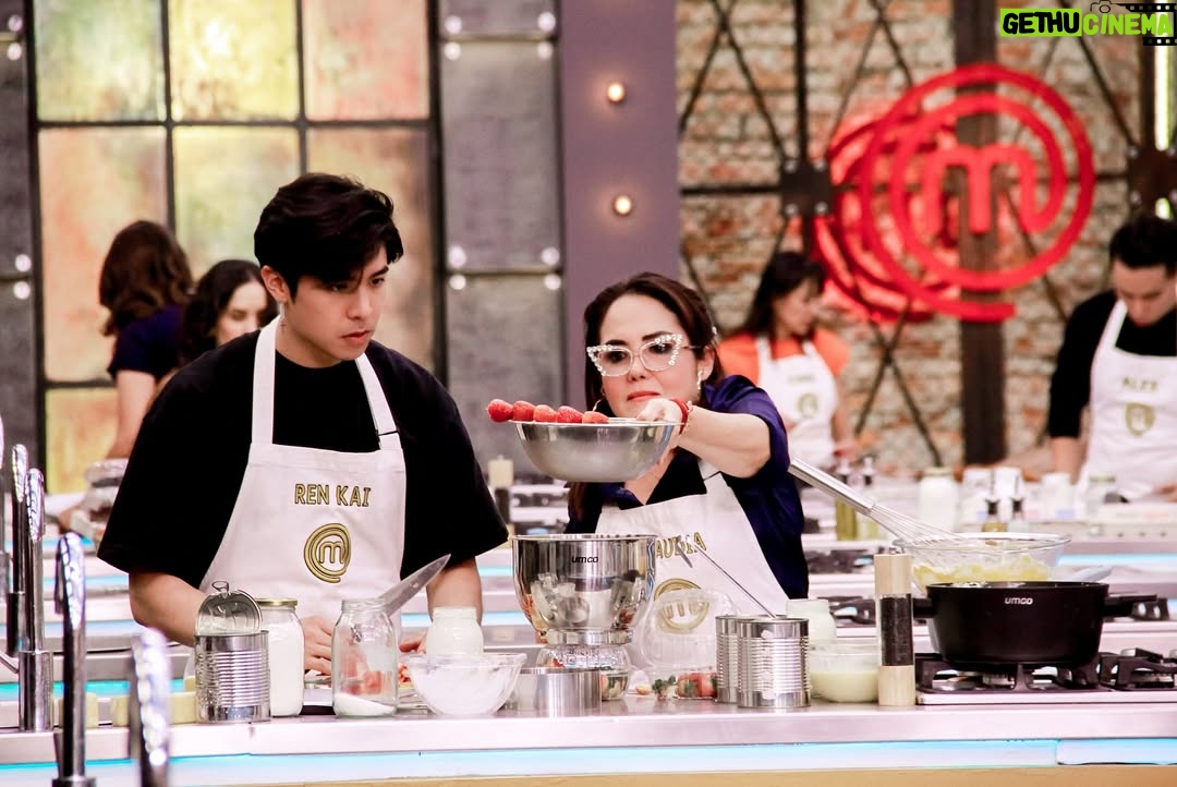 Claudia Camposano - 3.8K Likes - Que tal nuestra torta ? Jajajaja que dichosa me sentí de trabajar con los GALANES DE MÁSTER CHEF @masterchefecuadoroficial Los quiero amigos❤️❤️❤️❤️ @christiannorrisec @renkaiy y su frase célebre “Me permite mojarla” 🤣🤣🤣🤣🤣🤣🤣🤣