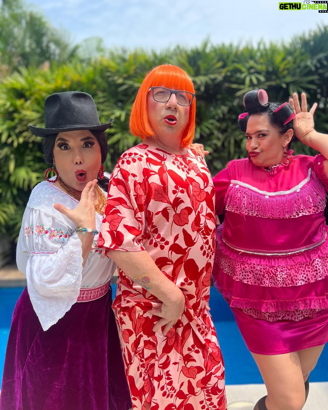 Claudia Camposano - 3.9K Likes - “ 3 Mujerones” Adivina quien es quien !!!!
Una es Desinhibida de una se lanza al ruedo 🤣
La otra es Tímida , pero si a visto ☺️
Y la otra es más rodada que llanta de camionero 😈
Y llegan a revolver tus días ✌️ Muy Pronto !!!