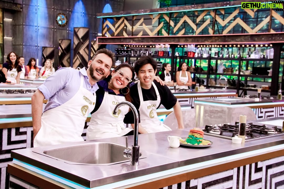 Claudia Camposano - 3.8K Likes - Que tal nuestra torta ? Jajajaja que dichosa me sentí de trabajar con los GALANES DE MÁSTER CHEF @masterchefecuadoroficial Los quiero amigos❤️❤️❤️❤️ @christiannorrisec @renkaiy y su frase célebre “Me permite mojarla” 🤣🤣🤣🤣🤣🤣🤣🤣