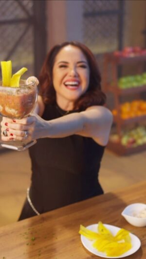 Claudia Camposano Instagram - Máster Chef Celebrity Ecuador 🇪🇨 una experiencia ÚNICA !!!!! #IncendiandoLasCocinas 🤣🤣🤣🤣 
Estreno Lunes 18 de Noviembre 9pm por @teleamazonasec @masterchefecuadoroficial