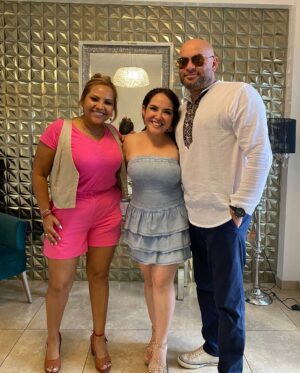 Claudia Camposano Instagram - Having a friend who lives in the United States and who only comes to Ecuador to celebrate with you, that is priceless. Thanks my friend @bal_singh_1114 🥳🥳🥳🥳🥳 
Los quiero mucho Hilda y Bal 🫶🏻🎉💕