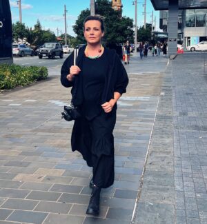 Claudia Conserva Instagram - Quiero compartir y comentar esta frase que me gustó con Uds :
“La sabiduría es el arte de saber qué pasar por alto” suena como una frase así no más, pero, tiene su gracia, sobre todo para los controladores y perfeccionistas. 
Hace un par de años  tomé conciencia de “pasar por alto” y créanme que ayuda, aliviana, prioriza, ubica además,me evito muuuuucho cortisol gratis. 
Ejemplos muy cotidianos :
Alguien se atrasó…ok 
La casa está llena de pelos de animales…ya.
El calor está Brígido… Na que hacer.
Se cayó internet… leeré.
No era como yo quería … Funciona igual.
Se me abrió la cartera en la foto… ah que bueno que no pasó nada 😂
Hay otras cosas que sí son importantes y hay que invertir tiempo y dedicación en ellas, pero quiero leer y que me cuenten 
Qué cosas pasan por alto Uds? Los leo 💫
#sabiduria #vida #alivio #cortisol #salud #saludmental #conciencia #lectura