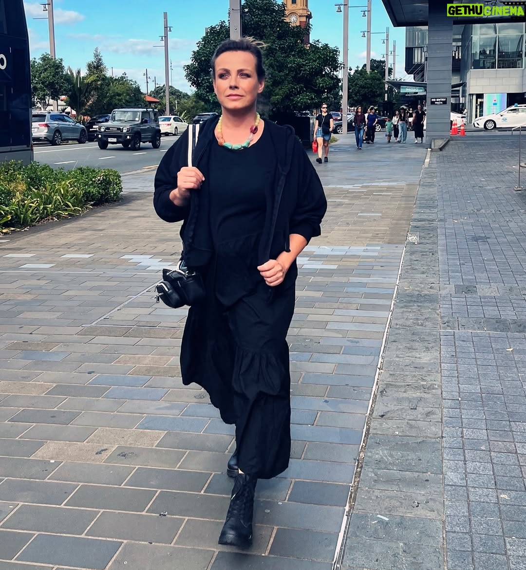 Claudia Conserva - 10.1K Likes - Quiero compartir y comentar esta frase que me gustó con Uds :
“La sabiduría es el arte de saber qué pasar por alto” suena como una frase así no más, pero, tiene su gracia, sobre todo para los controladores y perfeccionistas.
Hace un par de años tomé conciencia de “pasar por alto” y créanme que ayuda, aliviana, prioriza, ubica además,me evito muuuuucho cortisol gratis.
Ejemplos muy cotidianos :
Alguien se atrasó…ok
La casa está llena de pelos de animales…ya.
El calor está Brígido… Na que hacer.
Se cayó internet… leeré.
No era como yo quería … Funciona igual.
Se me abrió la cartera en la foto… ah que bueno que no pasó nada 😂
Hay otras cosas que sí son importantes y hay que invertir tiempo y dedicación en ellas, pero quiero leer y que me cuenten
Qué cosas pasan por alto Uds? Los leo 💫
#sabiduria #vida #alivio #cortisol #salud #saludmental #conciencia #lectura