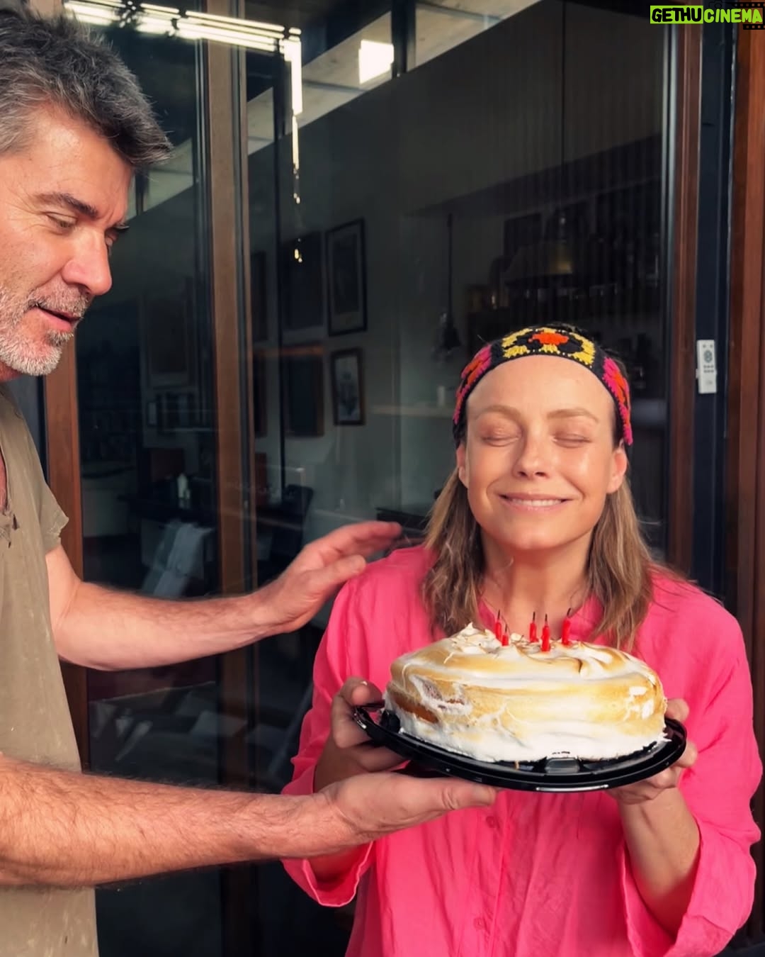 Claudia Conserva - 23.7K Likes - Los deseos,
siempre está la ilusión,
la esperanza,
la fe …
Uds cuantos piden? Piden deseos?
Los piensan? Los verbalizan?
#deseos #universo #cumpleaños #velas