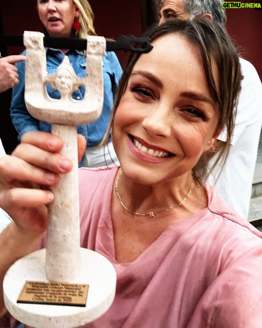 Claudia Conserva - 10.4K Likes - Hoy #8m #diainternacionaldelamujer me siento tan contenta de haber conocido a muchas chiquillas en #colina mujeres emprendedoras, madres, #docentes #deportistas #jefas representando a miles de mujeres de todo nuestro país.
El mundo conmemora el Día Internacional de la Mujer, gracias a todas, gracias por el reconocimiento, muy lindo y emocionante !
Gracias alcaldesa
Un abrazo a todas mis seguidoras 💫@isabelmargarita_valenzuela @municolina #mujer #día #igualdad @mirandaclau5678 @pollolibre66