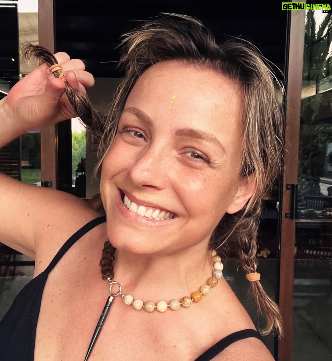 Claudia Conserva - 8.9K Likes - Felices fiestas, fue una linda reunión en familia donde me había propuesto hacer pura comida saludable , pero en la tabla dulce … Fallé 😂
En mi vida había comprado tanta azúcar y procesados , en fin, las contradicciones de la vida …
Hice los canapés y toda la comida con tanta paciencia y amor que me sentí muy bien, arrasaron con todo ! Era la idea …
No sabía que me alcanzaba el pelo para hacerme trenzas, eso me puso feliz💫
Hoy se viene la segunda “ patita” con los Valdivia .
#familia #navidad #comida
