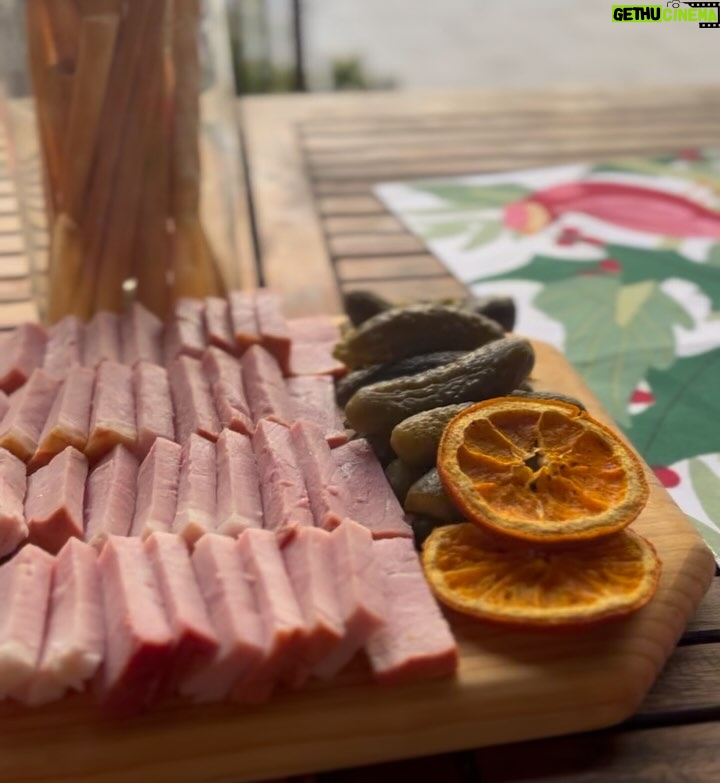 Claudia Conserva - 8.9K Likes - Felices fiestas, fue una linda reunión en familia donde me habĆa propuesto hacer pura comida saludable , pero en la tabla dulce ⦠FallĆ© š
En mi vida habĆa comprado tanta azĆŗcar y procesados , en fin, las contradicciones de la vida ā¦
Hice los canapĆ©s y toda la comida con tanta paciencia y amor que me sentĆ muy bien, arrasaron con todo ! Era la idea ā¦
No sabĆa que me alcanzaba el pelo para hacerme trenzas, eso me puso felizš«
Hoy se viene la segunda ā patitaā con los Valdivia .
#familia #navidad #comida
