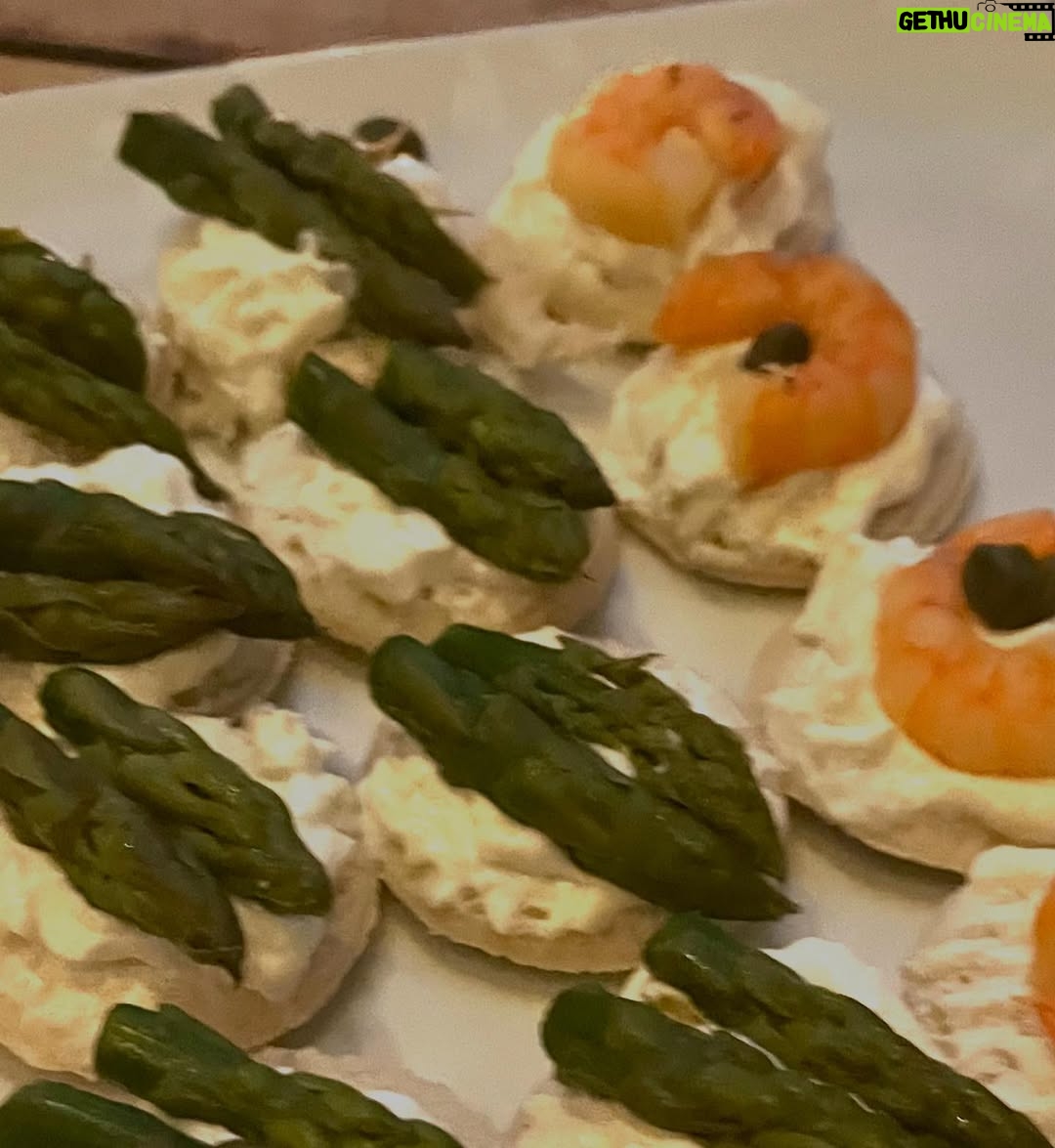 Claudia Conserva - 8.9K Likes - Felices fiestas, fue una linda reunión en familia donde me había propuesto hacer pura comida saludable , pero en la tabla dulce … Fallé 😂
En mi vida había comprado tanta azúcar y procesados , en fin, las contradicciones de la vida …
Hice los canapés y toda la comida con tanta paciencia y amor que me sentí muy bien, arrasaron con todo ! Era la idea …
No sabía que me alcanzaba el pelo para hacerme trenzas, eso me puso feliz💫
Hoy se viene la segunda “ patita” con los Valdivia .
#familia #navidad #comida