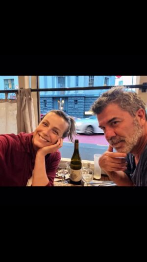 Claudia Conserva Instagram - Un abrazo a todos los que han sentido , sienten o sentirán AMOR ( o sea todos) 😂en cualquiera de sus formas.
En esta publicación me inspiré con la música de #karatekid cuando tenía 10 años y quería enamorarme. 
Hoy, con 51 confieso que he amado.
Tengo suerte, me aman todos los que me rodean, me aman y me lo hacen sentir en cada momento. @pollolibre66 es mi karate Kid y me hace “ La Grulla” cada mañana 
😂 😂😂😂 Feliz Día ❤️
La conocen? 🤣 #danielsan #grulla #miyagi 
#happyvalentinesday #amor #ralphmacchio