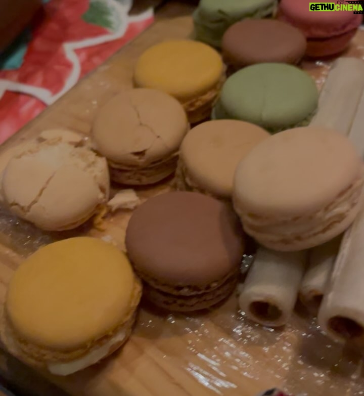 Claudia Conserva - 8.9K Likes - Felices fiestas, fue una linda reunión en familia donde me habĆa propuesto hacer pura comida saludable , pero en la tabla dulce ⦠FallĆ© š
En mi vida habĆa comprado tanta azĆŗcar y procesados , en fin, las contradicciones de la vida ā¦
Hice los canapĆ©s y toda la comida con tanta paciencia y amor que me sentĆ muy bien, arrasaron con todo ! Era la idea ā¦
No sabĆa que me alcanzaba el pelo para hacerme trenzas, eso me puso felizš«
Hoy se viene la segunda ā patitaā con los Valdivia .
#familia #navidad #comida