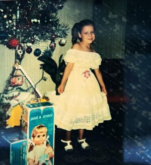 Claudia Conserva Instagram - Encontré recuerdos de Navidades cuando chica, mi mama y sus árboles plateados o blancos, @lafranconserva y yo abajo del edificio con los regalos , miss17 en Navidad 😊 Que entretenido es agrandar las fotos y mirar detalles de la época , en fin, les deseo una feliz Navidad, estoy fascinada este año, me siento contenta, con ganas de entregar amor a mi familia y a Uds que me leen, mucha luz, abrazos y amor, que sea una noche llena de amor .  #navidad #deseo #espiritu #familia