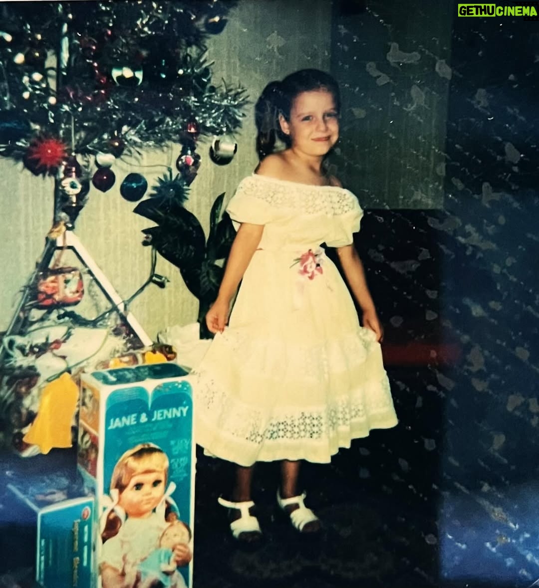 Claudia Conserva - 19.5K Likes - Encontré recuerdos de Navidades cuando chica, mi mama y sus árboles plateados o blancos, @lafranconserva y yo abajo del edificio con los regalos , miss17 en Navidad 😊 Que entretenido es agrandar las fotos y mirar detalles de la época , en fin, les deseo una feliz Navidad, estoy fascinada este año, me siento contenta, con ganas de entregar amor a mi familia y a Uds que me leen, mucha luz, abrazos y amor, que sea una noche llena de amor . #navidad #deseo #espiritu #familia