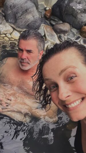 Claudia Conserva Instagram - Ésta ciudad Rotorua, es una zona con gran actividad volcánica por lo que está llena de géiseres y piscinas geotérmicas, el olor a azufre es súper fuerte, pero al rato uno se acostumbra … como todo en la vida 😂
Nos llamó la atención que hay géiseres enormes y otros pequeños y en lugares Na que ver, por ejemplo, a la salida de una casa y le ponen un cerco de madera para no quemarse , la onda … @pollolibre66 
#geiser #geotermica #volcan #piscinas #newzealand #rotorua #agua #vacaciones