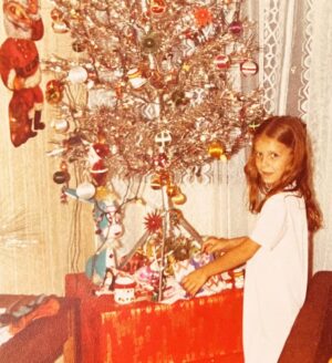 Claudia Conserva Instagram - Encontré recuerdos de Navidades cuando chica, mi mama y sus árboles plateados o blancos, @lafranconserva y yo abajo del edificio con los regalos , miss17 en Navidad 😊 Que entretenido es agrandar las fotos y mirar detalles de la época , en fin, les deseo una feliz Navidad, estoy fascinada este año, me siento contenta, con ganas de entregar amor a mi familia y a Uds que me leen, mucha luz, abrazos y amor, que sea una noche llena de amor .  #navidad #deseo #espiritu #familia