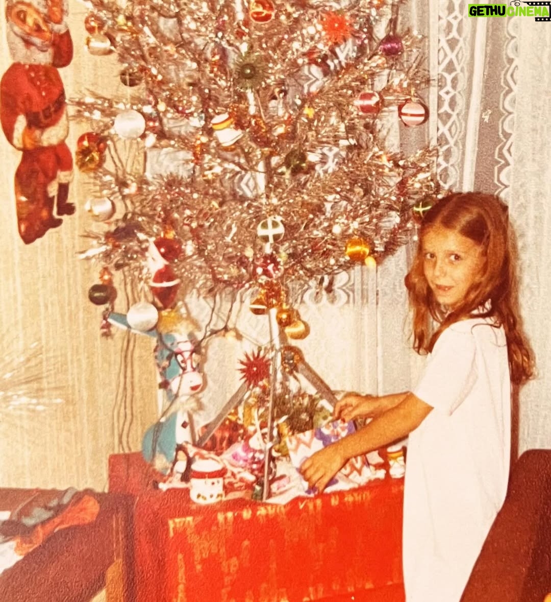 Claudia Conserva - 19.5K Likes - Encontré recuerdos de Navidades cuando chica, mi mama y sus árboles plateados o blancos, @lafranconserva y yo abajo del edificio con los regalos , miss17 en Navidad 😊 Que entretenido es agrandar las fotos y mirar detalles de la época , en fin, les deseo una feliz Navidad, estoy fascinada este año, me siento contenta, con ganas de entregar amor a mi familia y a Uds que me leen, mucha luz, abrazos y amor, que sea una noche llena de amor . #navidad #deseo #espiritu #familia