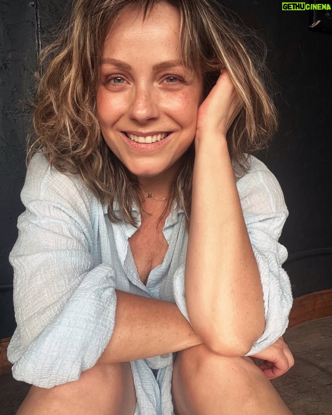Claudia Conserva - 20K Likes - Hoy cumplo 51, no voy a reflexionar respecto al número, sí de cómo me siento…
Acomódense, jajaja ( Mina eteeerna)
Presente, sí, muy presente, todo es real, es ahora, existe.
Del pasado no recuerdo tanto, me identifico con Doris de la película Buscando a Nemo, no sé si serán secuelas de las quimioterapias, la menopausia, la edad, pero me tiene sin cuidado, parece que somos muchas en el club de las olvidadizas.
El futuro, es sólo un bosquejo de lo que podría ser, sin embargo, se puede borrar cuando termines de leer esto.
En mi presente, cuido mi cuerpo ( sé que a veces no se nota Jajaja) estoy atenta a cada señal que envía y me detengo a atenderla .
Mi mente, obedece cada día más a mi conciencia que le da instrucciones para soltar, no controlar, mantener la calma, no apurar, aceptar lo que no se puede cambiar, no enojarse tanto por nada, dejar pasar cosas que no son importantes, ser consciente de mi respiración y no dar por sentado nada, todo puede pasar.
El constante cambio, hace que me sorprenda cada día y me entusiasme al no saber que va a pasar, entender que escenarios adversos y dolorosos, pueden mutar y terminar llenos de alegría y paz,
al revés también, todo puede estar peor, no hay certeza para nadie, la vida no tiene garantías.
Desde esa premisa, solo puedes vivirla como venga, ir “surfeando” la ola que a veces te atrapa, te revuelca, y te daña y otras te eleva, te fluye y avanzas a la orilla sin un rasguño.
Me siento más libre, el humor es mi vereda favorita, @lafranconserva me hace reír mucho y con ella no hay límites en el humor negro. Me encanta.
Mis hijos son mi felicidad, me enorgullecen, me aman, los amo. Adoro a mi familia, mi jardín, mis gatos y Aslan me conectan con la belleza y maravilla que es la naturaleza, me conmueve tanta inocencia y amor infinito.
El Pollo @pollolibre66 Juan Carlos (Así le dice su familia) Mi amor, mi vida, mi amigo, mi descanso… Admiración profunda por el, un hombre noble, generoso, inteligente, atrevido, sensible, bueno, valiente que me ama a pesar, que soy otra mujer a la que conoció, me ama en todas mis versiones 💫
Raya pa la suma = Estoy muy feliz
A Uds, gracias por seguirme, sus comentarios, likes, consejos 🙏