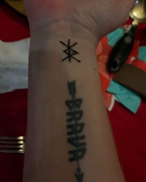 Claudia Conserva Instagram - Despedida 2024 , comida hecha en casa, rica, ritos, deseos , familia, uvas, parrón, tatuajes de protección, Año Nuevo en Casa Carrara @pollolibre66 @lafranconserva #adios #tatoo #protección #hastasiempre2024 #avanzando #añonuevo #2025 #limoncello