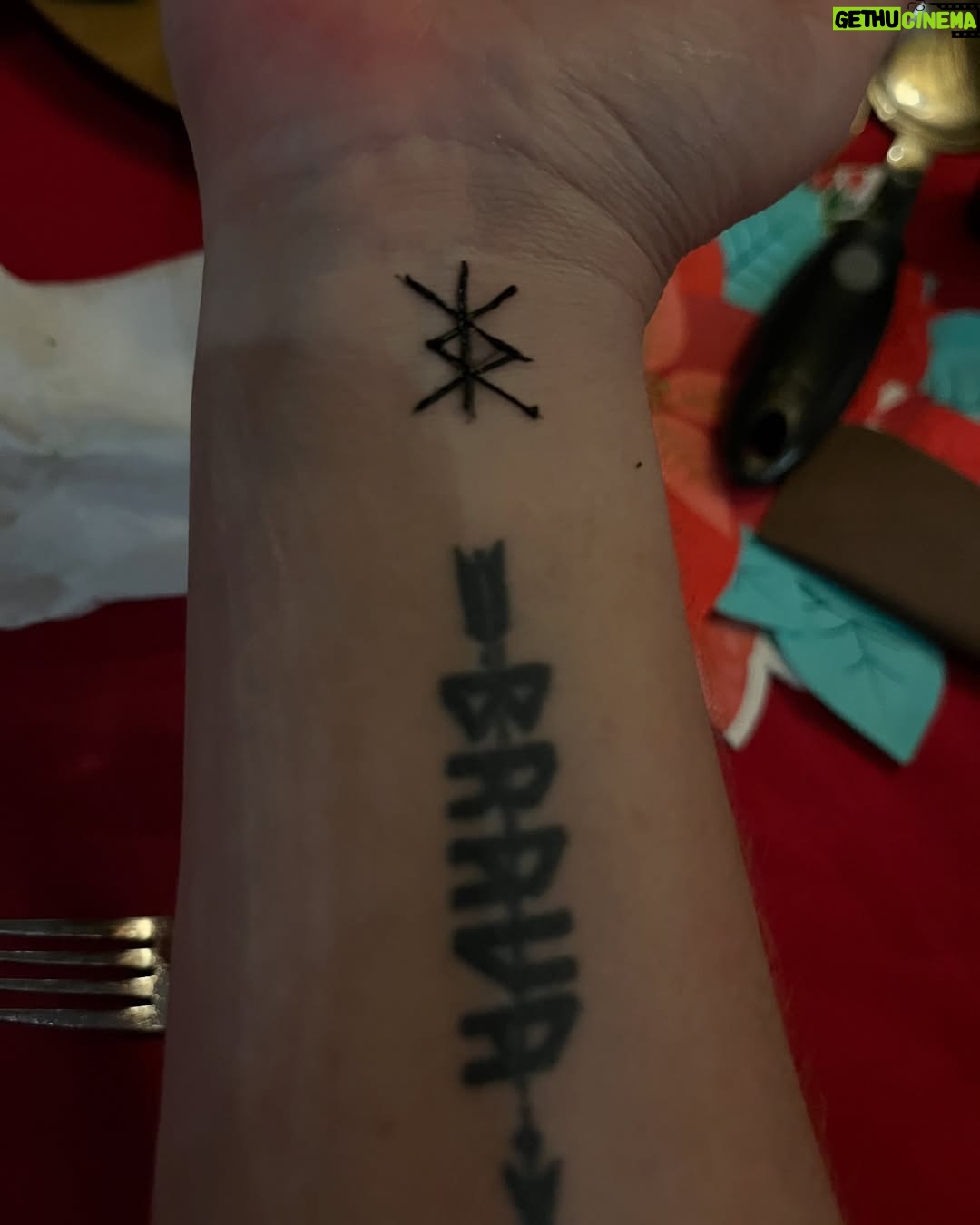 Claudia Conserva - 23K Likes - Despedida 2024 , comida hecha en casa, rica, ritos, deseos , familia, uvas, parrón, tatuajes de protección, Año Nuevo en Casa Carrara @pollolibre66 @lafranconserva #adios #tatoo #protección #hastasiempre2024 #avanzando #añonuevo #2025 #limoncello