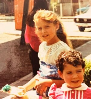 Claudia Conserva Instagram - Encontré recuerdos de Navidades cuando chica, mi mama y sus árboles plateados o blancos, @lafranconserva y yo abajo del edificio con los regalos , miss17 en Navidad 😊 Que entretenido es agrandar las fotos y mirar detalles de la época , en fin, les deseo una feliz Navidad, estoy fascinada este año, me siento contenta, con ganas de entregar amor a mi familia y a Uds que me leen, mucha luz, abrazos y amor, que sea una noche llena de amor .  #navidad #deseo #espiritu #familia