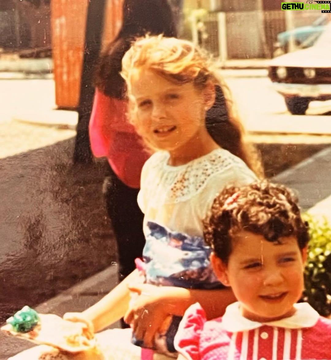 Claudia Conserva - 19.5K Likes - Encontré recuerdos de Navidades cuando chica, mi mama y sus árboles plateados o blancos, @lafranconserva y yo abajo del edificio con los regalos , miss17 en Navidad 😊 Que entretenido es agrandar las fotos y mirar detalles de la época , en fin, les deseo una feliz Navidad, estoy fascinada este año, me siento contenta, con ganas de entregar amor a mi familia y a Uds que me leen, mucha luz, abrazos y amor, que sea una noche llena de amor . #navidad #deseo #espiritu #familia